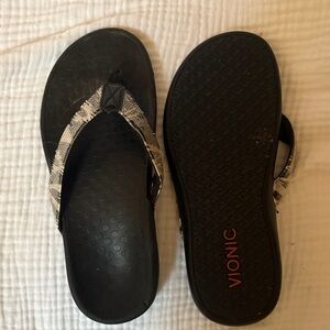 Vionic Women's Black and Cream Sandals